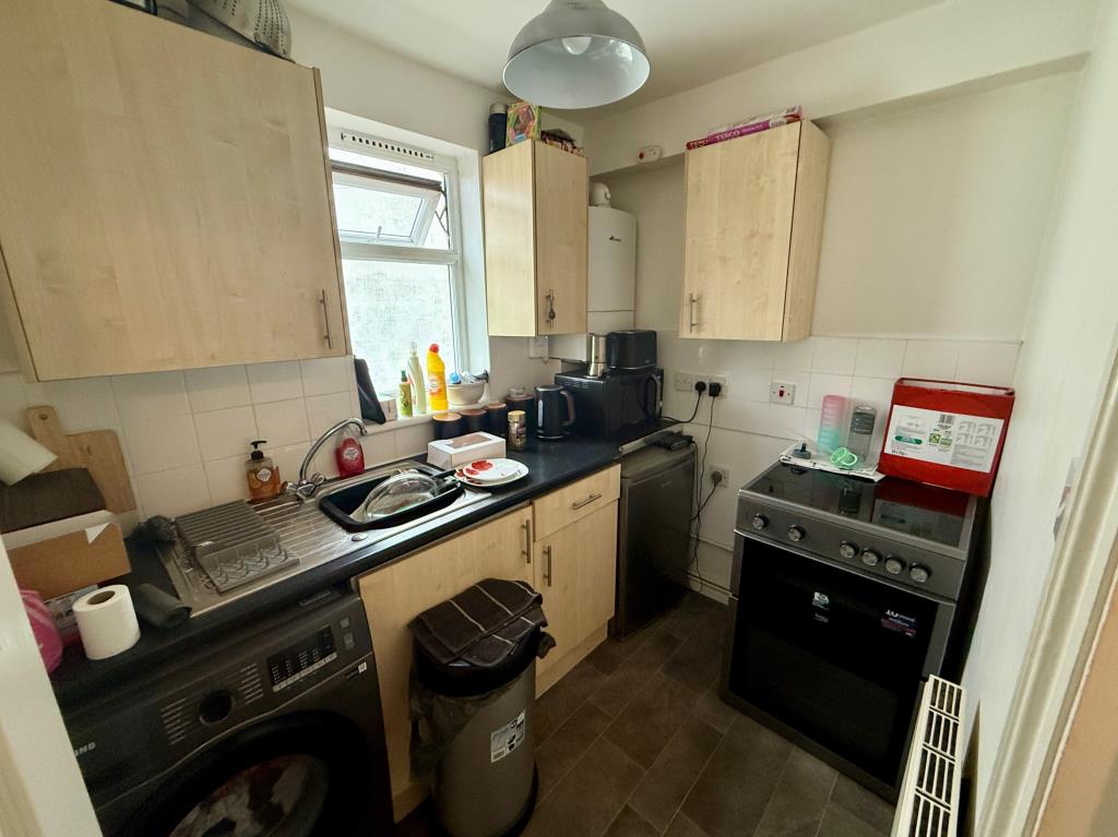 Lot: 38 - FREEHOLD BLOCK OF FLATS FOR INVESTMENT - Flat B Kitchen
